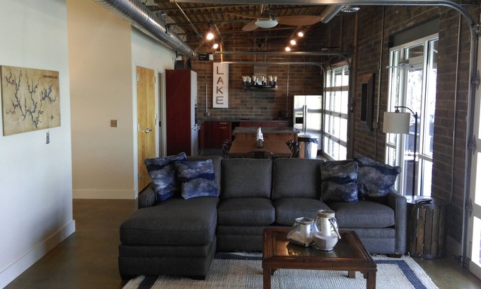 Cullman House | Little's On The Lake - A Contemporary Retreat On Smith Lake - Avl Pontoon Rental