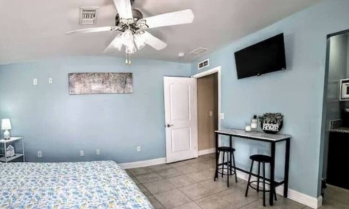 St. Petersburg - Clearwater Apartment | Little Skyway unit B