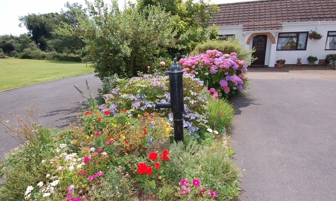 Dawlish Cottage | LITTLE WAYCROFT, with a garden in Dawlish Warren