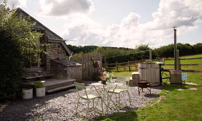 Newton Ferrers Cottage | Little Wren - a cottage that sleeps 2 guests in 1 bedroom