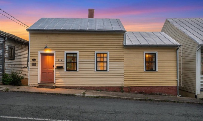 Staunton House | Little Yellow House: Walk to Downtown Staunton