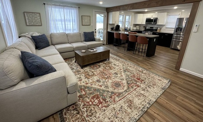 Homer Cottage | Little York’s Lakeside Chalet