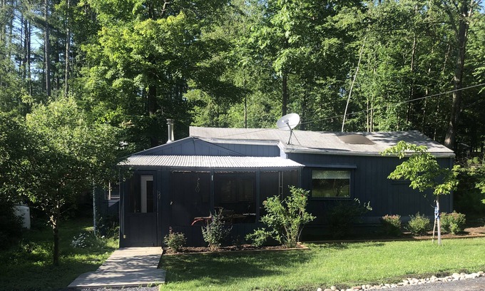 Woodstock House | LIVE IN NATURE - WALK TO TOWN- CHILDREN LOVE US- SIT BY THE CAMP FIRE