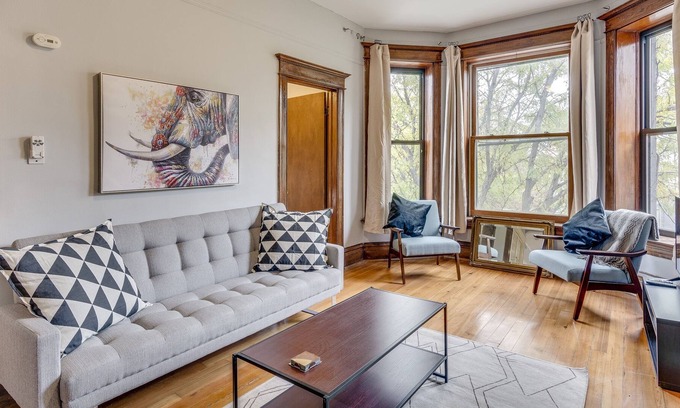 Wicker Park Apartment | Live Like a Local on This Quiet Tree-Lined Street - Close to Bucktown/Wicker Park by RedAwning