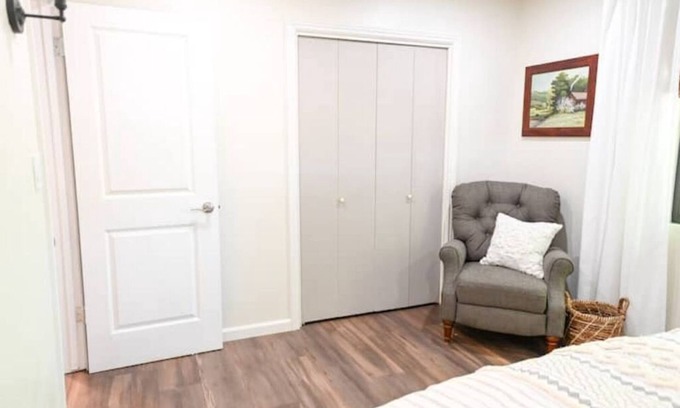 Prather Cottage | Live Oak Cottage- Adorable-2 beds Christian Owned