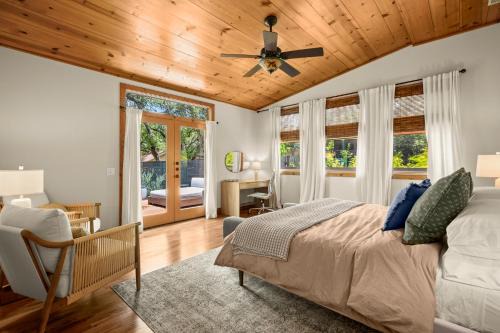 South Lamar Villa | Live Oak Hideaway