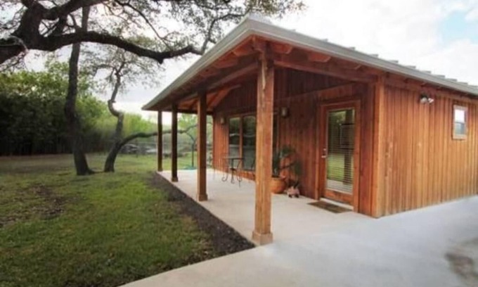 Uvalde Bed & Breakfast | Live Oaks Bed and Breakfast