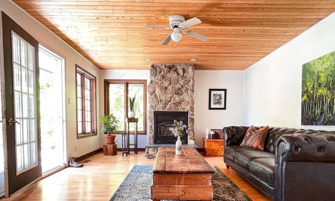 Val-des-Monts Ski Chalet | Live on Lac McGregor Surrounded by Nature (High Speed Internet!)