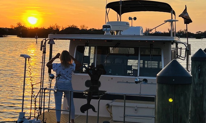 Osprey Boat Rental | Live on the water in a Sarasota Houseboat in a beautiful setting.