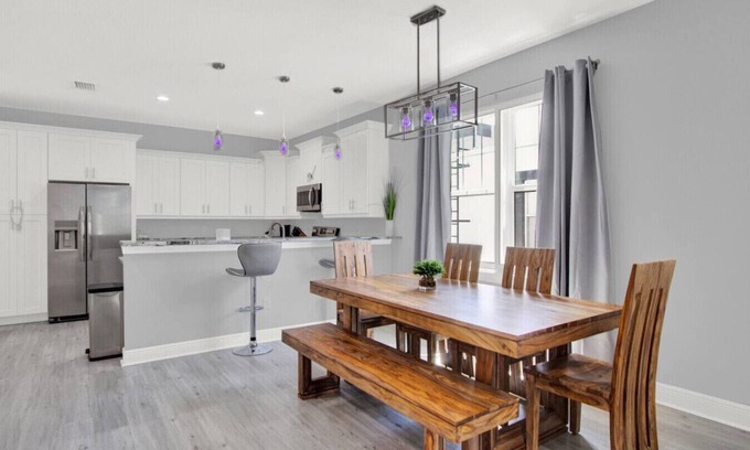 Courier City - Oscawana House | Lively SoHo Luxury Townhome in Hyde Park!