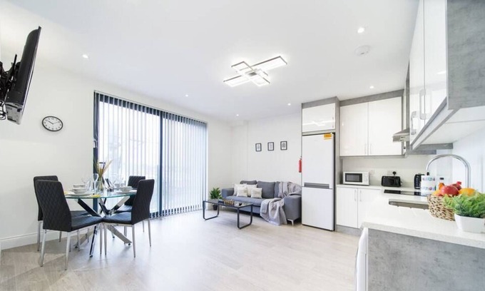 Slough Apartment | Livestay Luxury 2Bed Apartment with Free Parking