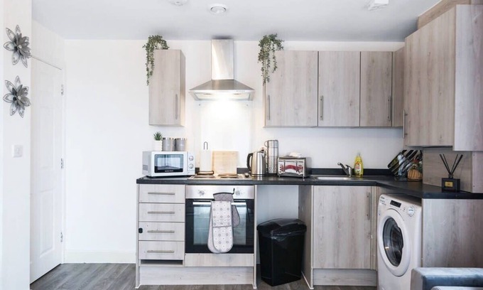 George Green Apartment | Livestay Modern Spacious 2 Bed 2 Bath Apartment