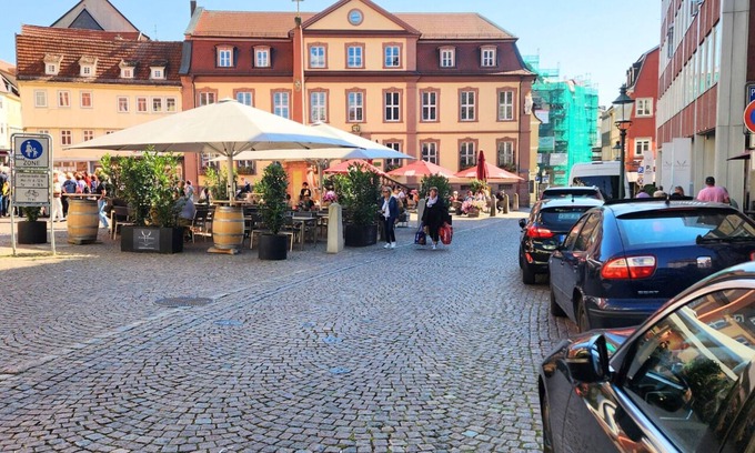 Fulda Apartment | Living La Christal FeWo mit Workspace & Games