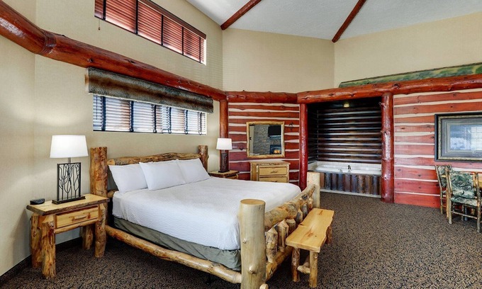 Columbia Hotel | Living Room w/Fireplace! Suite Mini Premier, Stoney Creek Columbia