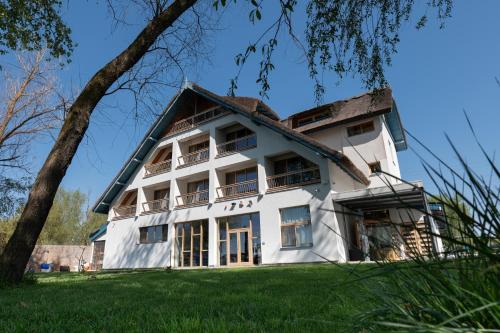 Crisan Hotel | LivingIn Delta - Casa de Vacanta