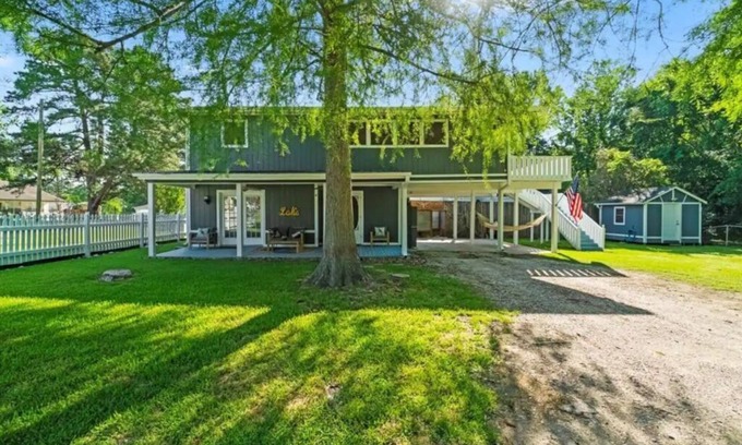 Livingston House | Livingston Home Near The Lake