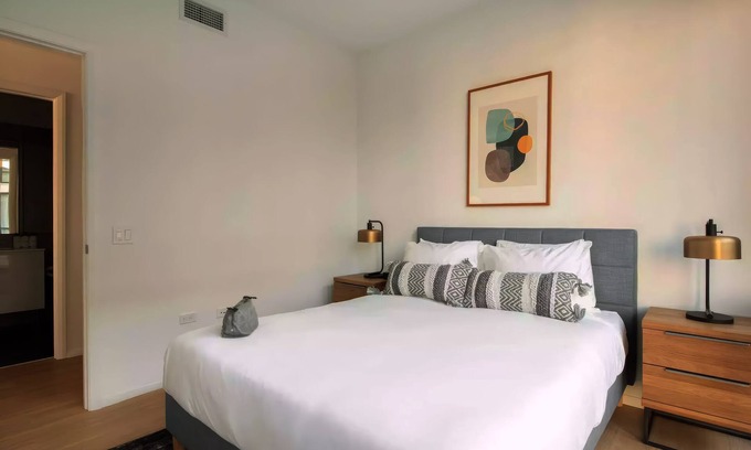 Logan Circle Apartment | Liz by Black Swan 426LT (2/2, Cap 4)