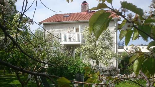 Centrum House | Ljust boende, egen ingång och trädgård i centrum