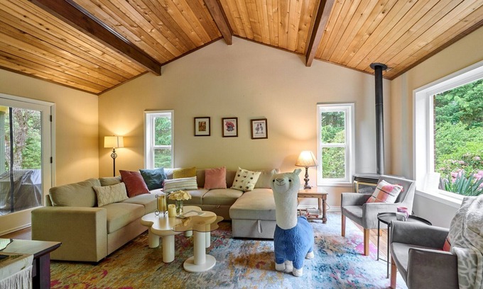 Estacada House | Llama's Creative Home!~Large HotTub~4BR~Dogs ok~Private Garden~Fully Stocked!