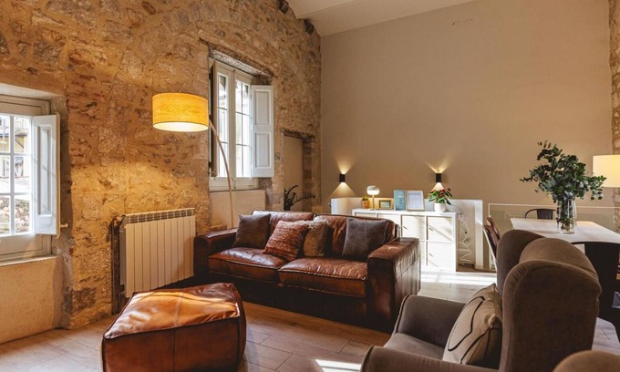 Old Town Apartment | Llebre Duplex - Holiday Apartment Rental in Girona | Bravissimo