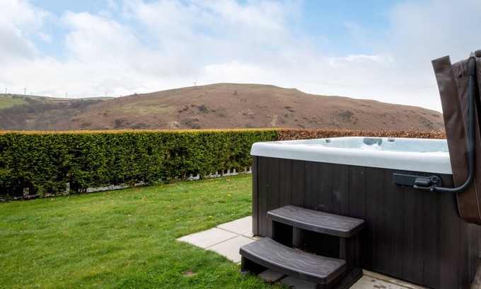 Glandyfi House | Llety'r Buarth - Two Bedroom House, Sleeps 6