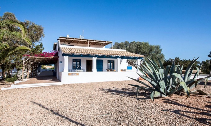Formentera Cottage | Llevant House 4 pax. 2 bedrooms + 2 bathrooms. 800 meters from Migjorn beach.