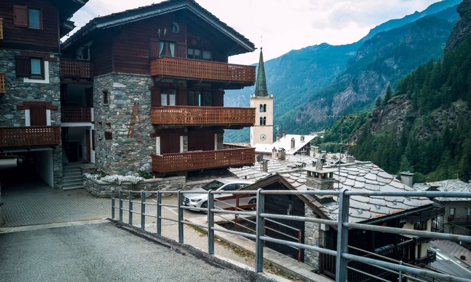 Valtournenche Apartment | "LO MEQUIO DE EMILIE," spectacular views, 2 steps from downtown and shuttles