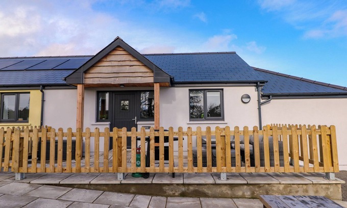 Kilgetty Cottage | LOBSTER COTTAGE, pet friendly, with a garden in Kilgetty