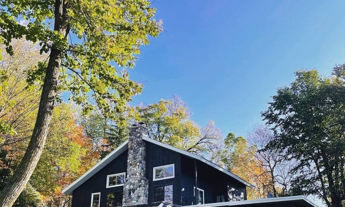 Moe Cabin | Lobster Lake Lodge- ski, fish, shop, relax!