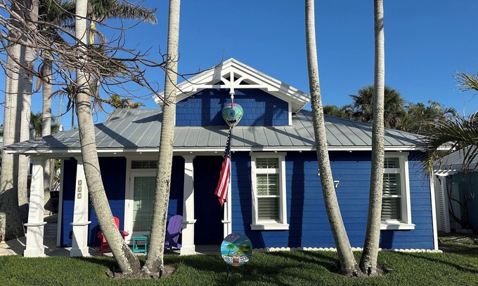 Anna Maria House | 🏝 LOCAL LANDMARK. The BLUE HOUSE on PINE 🐬Casa Caliente🐬