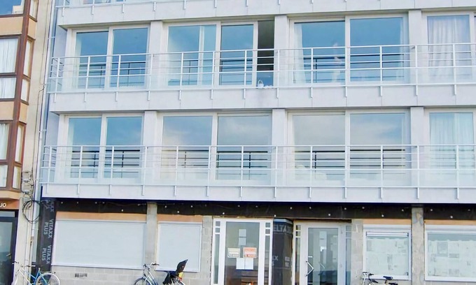 Duinbergen Apartment | Located directly on the beach and the sea in Knokke, you'll have the best view.
