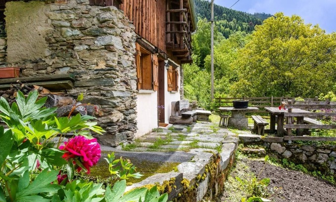 La Lechere House | Located in a hamlet on the edge of a forest. 7km away, Doucy station (Combelouvière) with