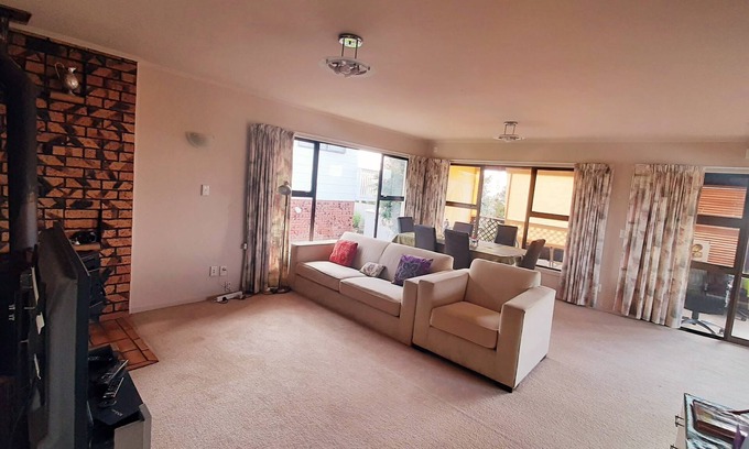 Browns Bay Apartment | Located in Auckland, 15 km from Harbor Bridge.