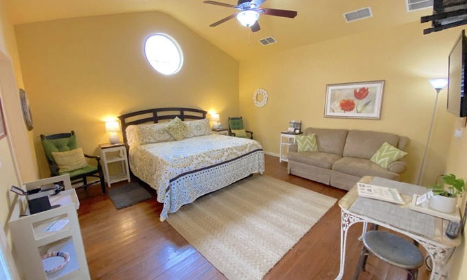 New Braunfels Cottage | Located In The Heart Of Historic New Braunfels, Comal River & Schlitterbahn