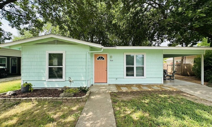 Rio Vista House | Located in the heart of San Marcos, just blocks away from the San Marcos River.