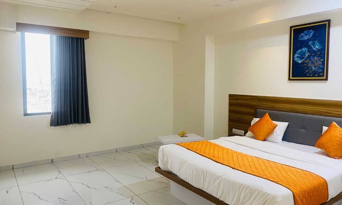 Ahmedabad Hotel | Located near Market area, easy to reach airport and railway station from hotel.