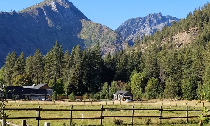 Leavenworth Cabin | LOCATED ON ICICLE ROAD, 2 MILES FROM TOWN. HOT TUB AND BEAUTIFUL VIEWS