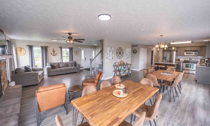 Jamestown House | Located on the picturesque shores of Lake Cumberland. n