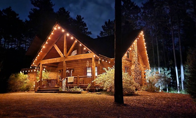 Lyndon Station Cabin | 🏞Location* Beautiful Custom Log Cabin By Dells,next to WI River*Ski*Fireplace🏕