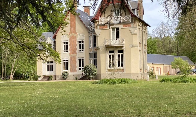Change House | Location domaine de la Coudraie Château and its annex Sarthe (72560) France