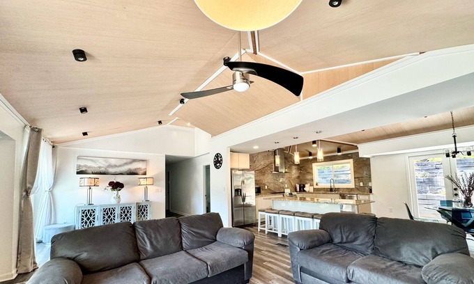 North Brookhaven House | LOCATION * DUNWOODY; NEW-BEAUTIFUL MODERN HOUSE&Outdoor Seasonal Private Pool