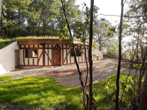 Crouy-sur-Cosson House | Location Insolite : Maison Hobbit avec Arbre Intégré, à Proximité de Chambord - FR-1-491-375