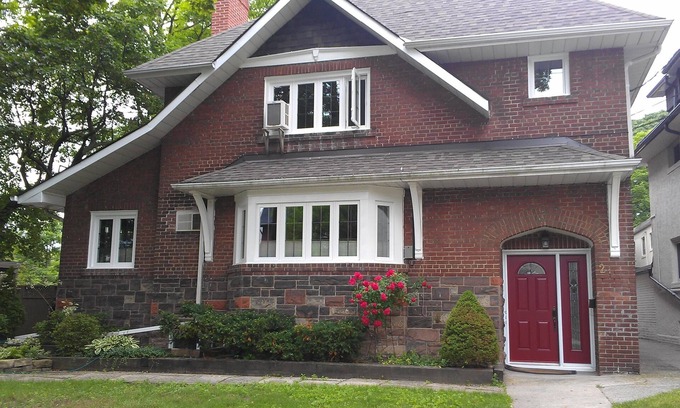 South Hill House | Location, location, location! Downtown Toronto. Maximum 4 people.