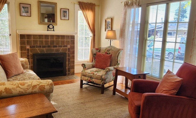 Albany House | Location-Location-Location! Walk to Solano Ave cafes, bistros, shops, grocers.