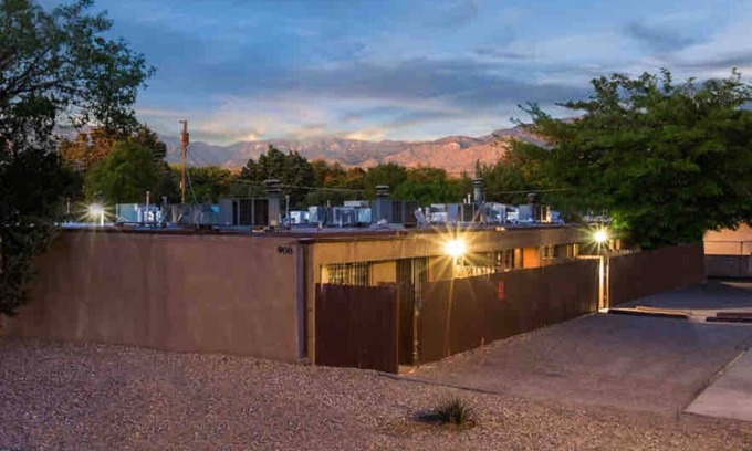 Albuquerque Apartment | LOCATION! LOCATION! UPTOWN GARDEN LUXE CONDO