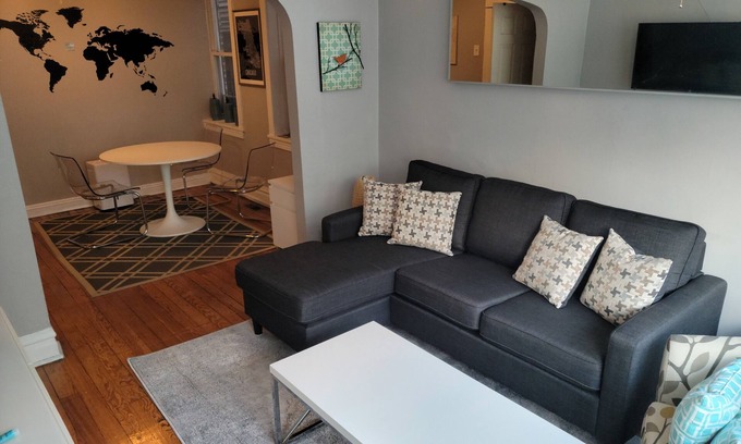 West Town Apartment | LOCATION! Mins to downtown! Fulton mkt/Noble Square, FREE PARKING & LAUNDRY