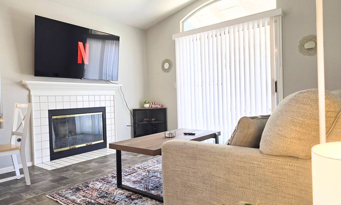 Paradise Valley House | Location! Quick Freeway Access to Airport & Strip!