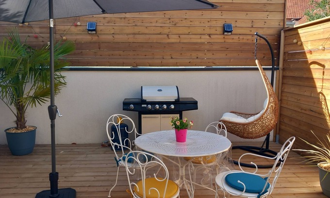 Champs House | Location Saisonnière en Pierre à 2 pas de la Forêt Avec Terrasse Privative