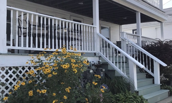 Hampton House | Location Value! Steps to Beach Perfect for Summer Trip - Renovated 4-5BR Retreat