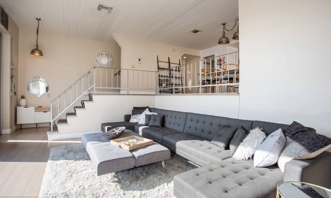 Venice House | LOCATION-Venice Beach-3B-ModernLuxury-Clean-WalkToBeach&Canals